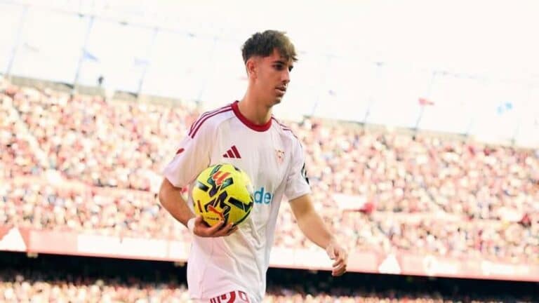 Miguel Sierra, jugador del Sevilla Atlético, sosteniendo un balón durante un partido en el Ramón Sánchez-Pizjuán.