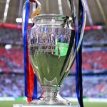 Trofeo de la UEFA Champions League en un estadio preparado para la última jornada de la fase de liga.