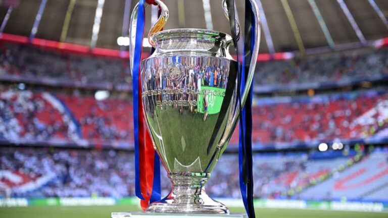 Trofeo de la UEFA Champions League en un estadio preparado para la última jornada de la fase de liga.