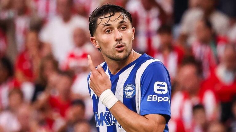Facundo Garcés, central del Deportivo Alavés, celebrando una acción defensiva.
