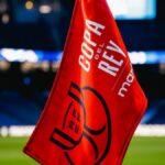 Logo de la RFEF junto al trofeo de la Copa del Rey y un fondo con billetes y el desierto de Arabia.