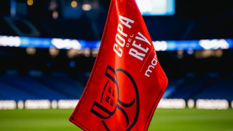 Logo de la RFEF junto al trofeo de la Copa del Rey y un fondo con billetes y el desierto de Arabia.