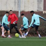 Nico Williams y Yuri Berchiche entrenando en Lezama antes del partido Sevilla vs Athletic.