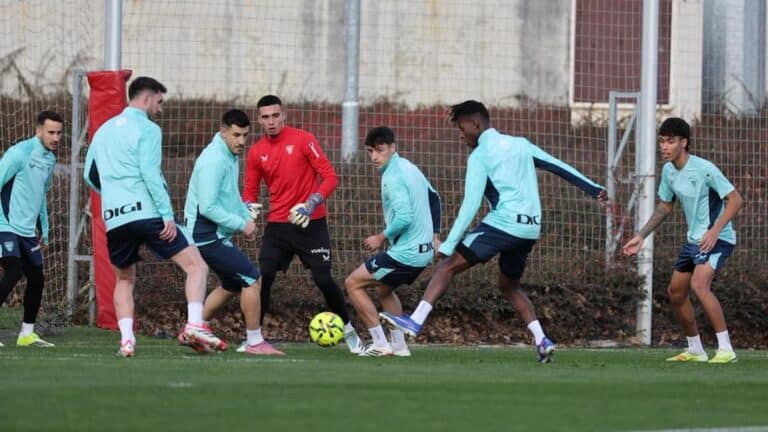 Nico Williams y Yuri Berchiche entrenando en Lezama antes del partido Sevilla vs Athletic.
