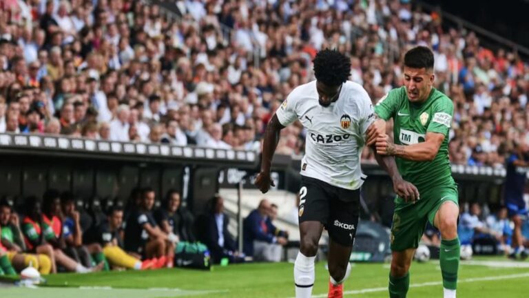 Pepelu celebrando el gol del empate de penalti ante el Elche en un Mestalla lleno de tensión