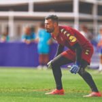 Guilherme Fernandes, portero del Real Valladolid, en posición de guardameta durante un entrenamiento.