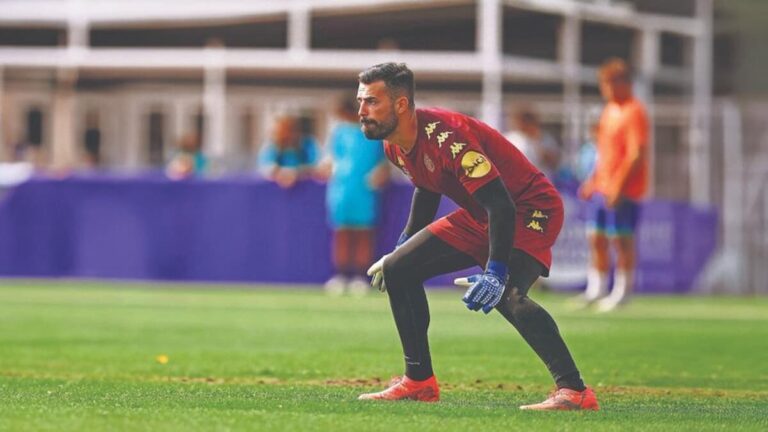 Guilherme Fernandes, portero del Real Valladolid, en posición de guardameta durante un entrenamiento.