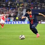 Kang-in Lee conduciendo el balón durante un partido con el Paris Saint-Germain