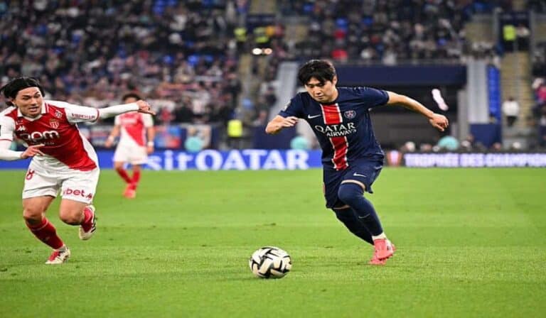 Kang-in Lee conduciendo el balón durante un partido con el Paris Saint-Germain