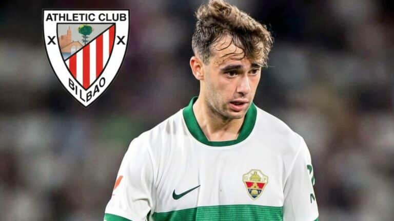 Álvaro Núñez, lateral derecho del Elche CF, durante un partido en el Martínez Valero.