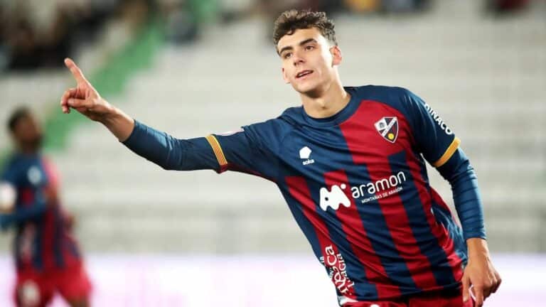 Composición de Carlos Vicente y Ángel Pérez con los escudos del Alavés y el Huesca.