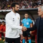 Montaje de Álvaro Arbeloa y José Mourinho saludándose en la banda durante un partido de Champions