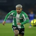 Cucho Hernández, delantero del Real Betis, durante un entrenamiento en la ciudad deportiva.
