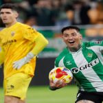 Chimy Ávila celebrando uno de sus dos goles ante el Elche en La Cartuja con el escudo del Betis