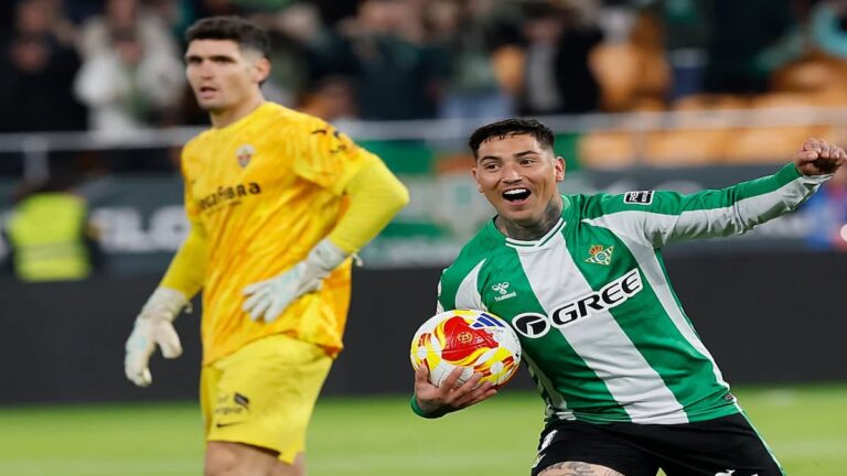 Chimy Ávila celebrando uno de sus dos goles ante el Elche en La Cartuja con el escudo del Betis