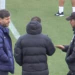 Diego Simeone y Mateu Alemany durante un entrenamiento del Atlético de Madrid en enero de 2026.