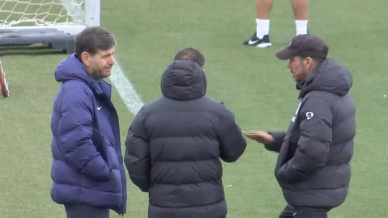 Diego Simeone y Mateu Alemany durante un entrenamiento del Atlético de Madrid en enero de 2026.