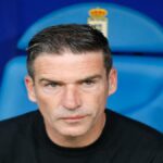 Luis Carrión, exentrenador del Real Oviedo, con gesto serio en el banquillo.