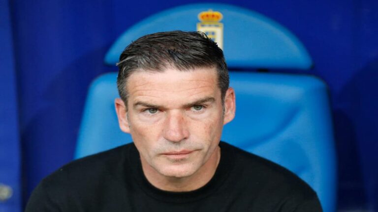 Luis Carrión, exentrenador del Real Oviedo, con gesto serio en el banquillo.