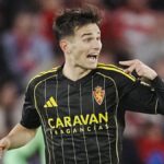 Pau Sans, jugador del Real Zaragoza, durante un calentamiento previo a un partido de LALIGA