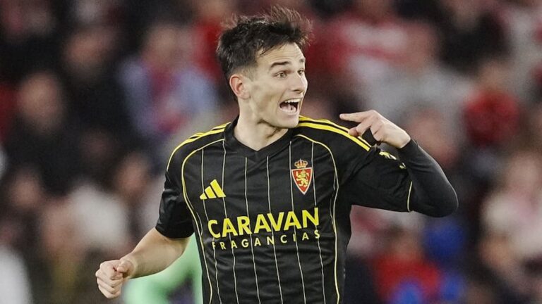 Pau Sans, jugador del Real Zaragoza, durante un calentamiento previo a un partido de LALIGA