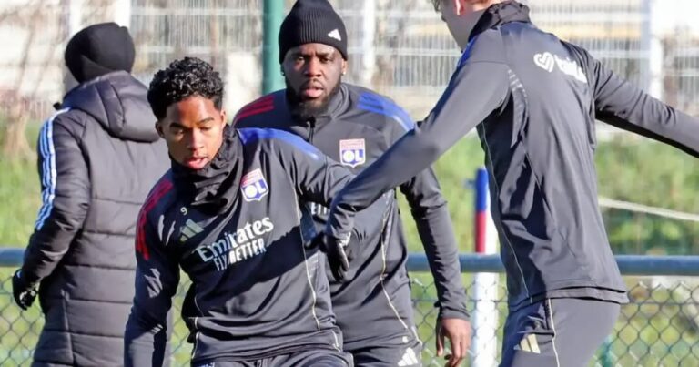 Endrick sonriente durante su segundo entrenamiento con el Olympique de Lyon bajo la mirada de Paulo Fonseca.