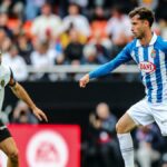 Acción de juego entre el Valencia CF y el RCD Espanyol en el Estadio de Mestalla.