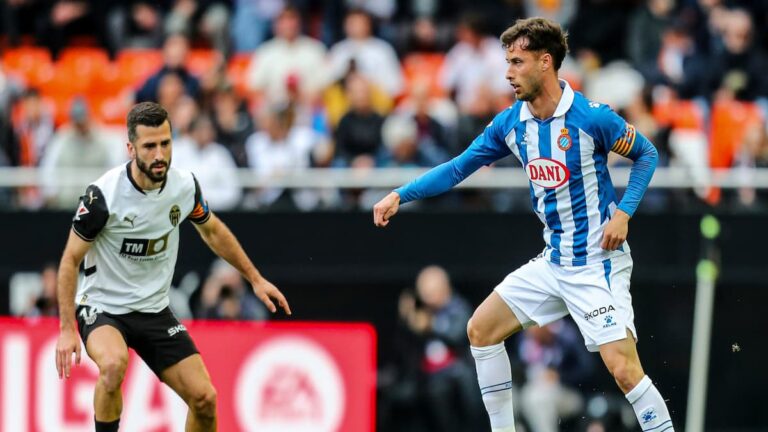 Acción de juego entre el Valencia CF y el RCD Espanyol en el Estadio de Mestalla.