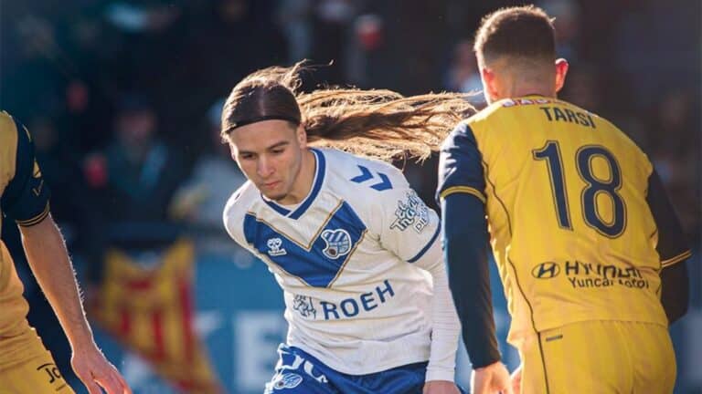 Izan González con la camiseta de la UE Cornellà y el escudo del Girona FC.