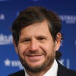 Mateu Alemany, director deportivo del Atlético de Madrid, sonriendo durante una presentación oficial.