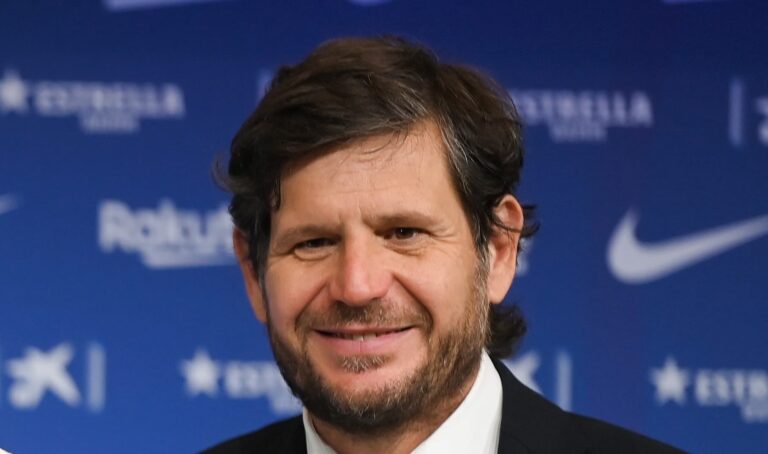 Mateu Alemany, director deportivo del Atlético de Madrid, sonriendo durante una presentación oficial.