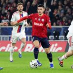 Matias Fernandez-Pardo conduciendo el balón durante un partido con el LOSC Lille ante el Lyon.