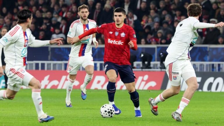 Matias Fernandez-Pardo conduciendo el balón durante un partido con el LOSC Lille ante el Lyon.