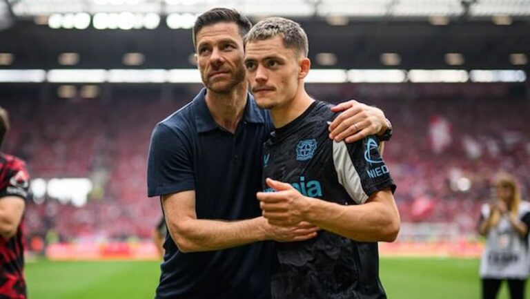 Xabi Alonso saludando a la grada de Anfield junto a Florian Wirtz y Alexander Isak con la camiseta del Liverpool.