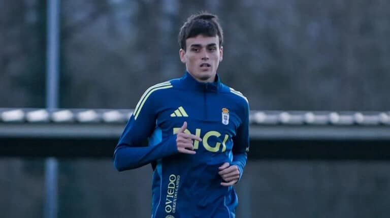 Nicolás Fonseca, mediocentro del Real Oviedo, entrenando en enero 2026