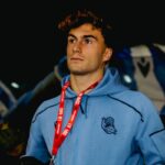 Mikel Goti durante un entrenamiento con la Real Sociedad bajo la mirada de Pellegrino Matarazzo.