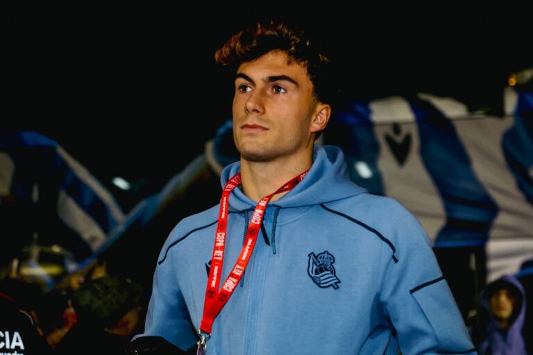 Mikel Goti durante un entrenamiento con la Real Sociedad bajo la mirada de Pellegrino Matarazzo.