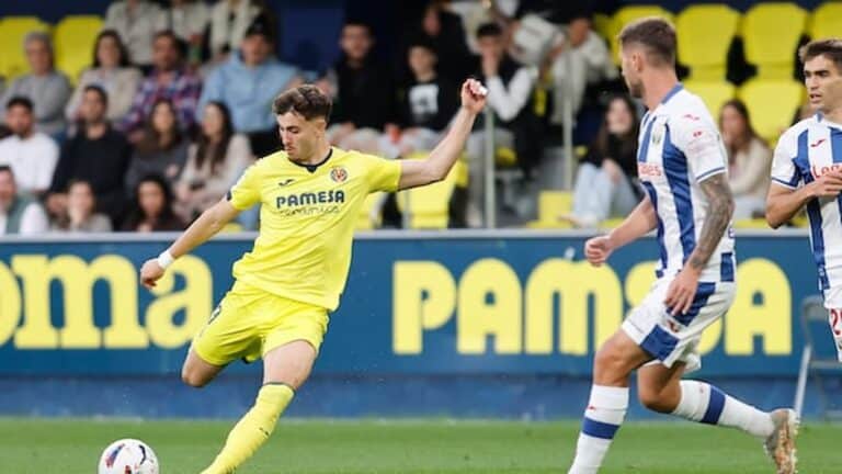 Álex Forés durante un partido con el Villarreal B, pretendido por el CD Leganés en 2026