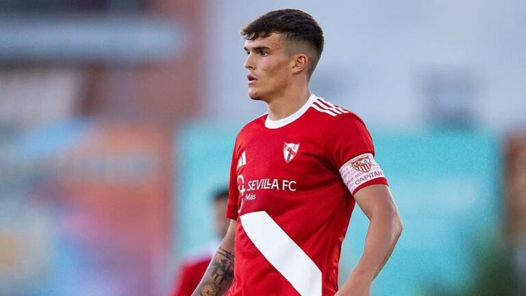 Iker Muñoz, capitán del Sevilla Atlético, durante un partido con el filial sevillista.