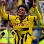 Julien Duranville, extremo del Borussia Dortmund, celebrando una acción; objetivo del Sevilla FC en el mercado de invierno.