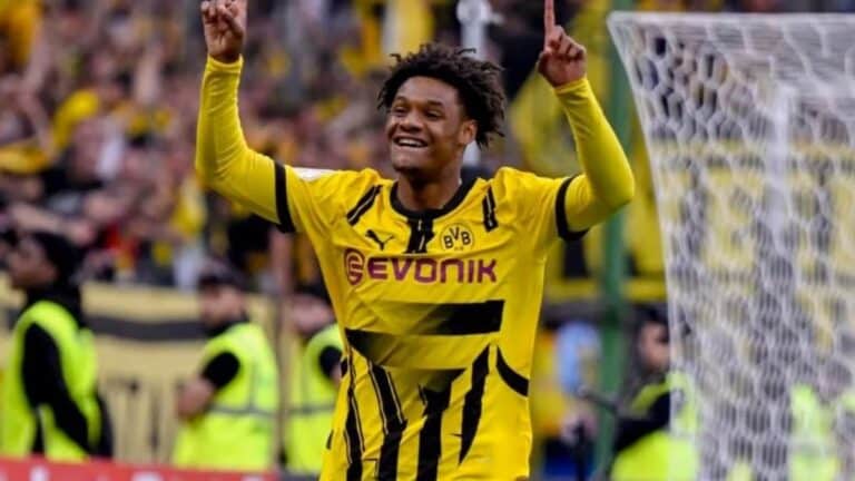 Julien Duranville, extremo del Borussia Dortmund, celebrando una acción; objetivo del Sevilla FC en el mercado de invierno.