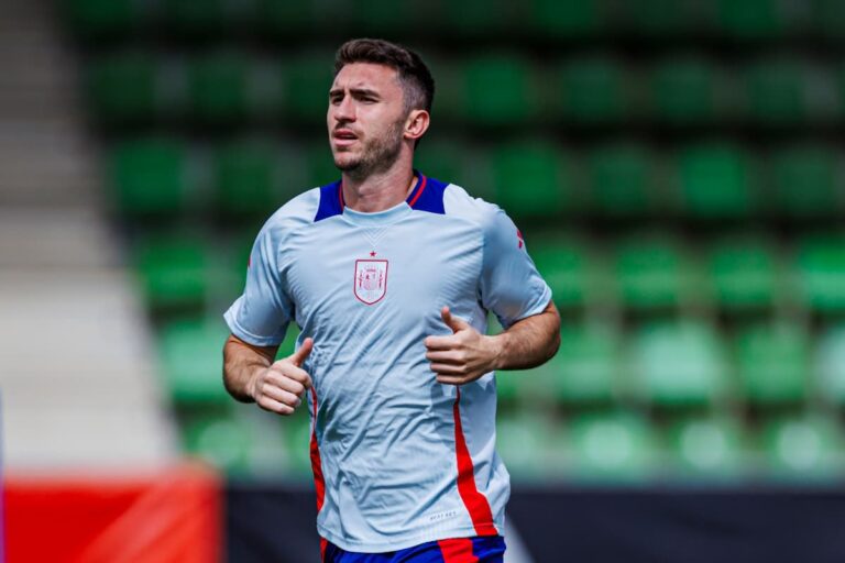 Aymeric Laporte realizando ejercicios de carrera en Lezama durante su recuperación en enero de 2026.