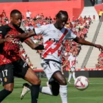 Jugadores del Rayo Vallecano y RCD Mallorca disputando un balón en el Estadio de Vallecas