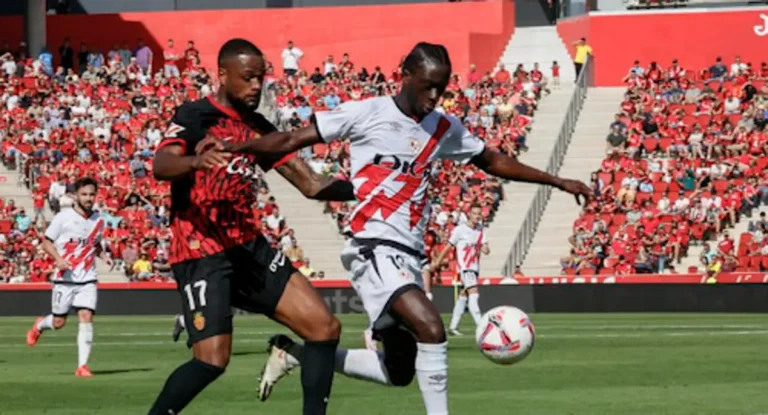 Jugadores del Rayo Vallecano y RCD Mallorca disputando un balón en el Estadio de Vallecas