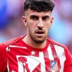 Matteo Ruggeri con gesto de desorientación durante un partido del Atlético de Madrid en enero de 2026.
