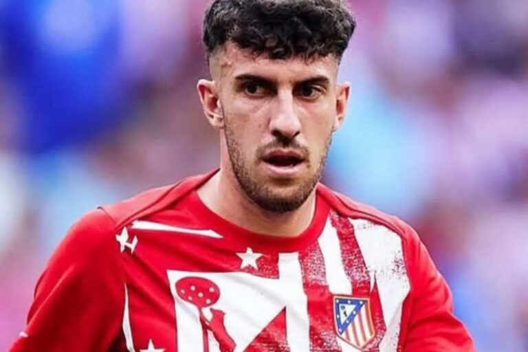 Matteo Ruggeri con gesto de desorientación durante un partido del Atlético de Madrid en enero de 2026.