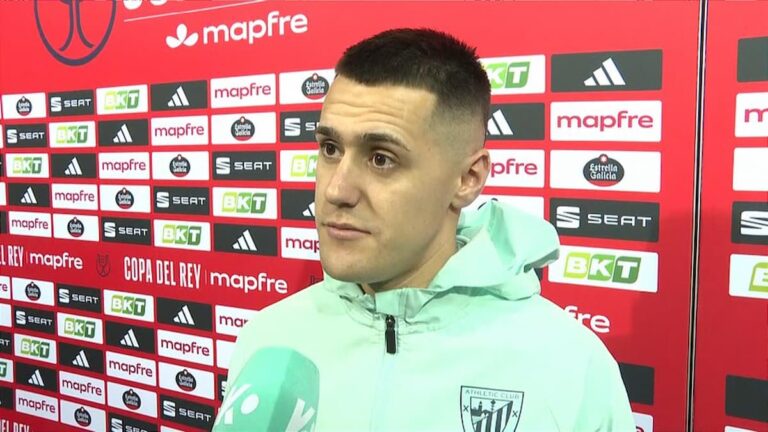 Urko Izeta haciendo declaraciones