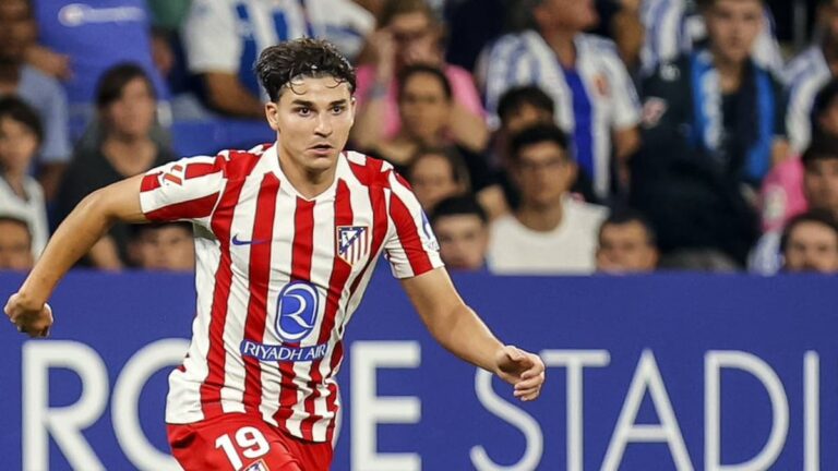 Julián Álvarez con gesto de frustración durante un partido del Atlético de Madrid tras fallar una ocasión clara