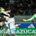 Acción de juego aérea entre jugadores del Castellón y el Zaragoza en el Ibercaja Estadio.