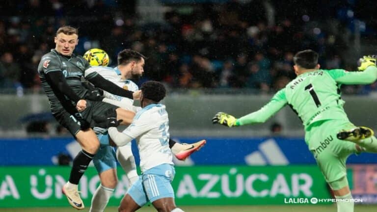 Acción de juego aérea entre jugadores del Castellón y el Zaragoza en el Ibercaja Estadio.
